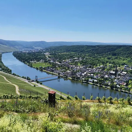 Sonnenufer & Moselwein I * Bernkastel-Kues
